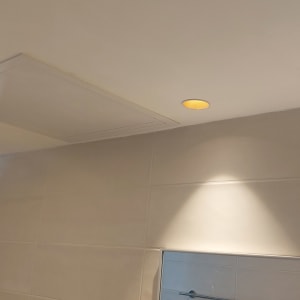 תאורה שקועה בתקרה עם שלושה פנסים עגולים