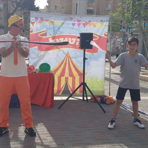 מופע ליצנות עם אביזרים צבעוניים ביום הולדת