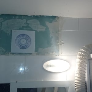 מאוורר קיר מותקן עם צינור גמיש ותאורה