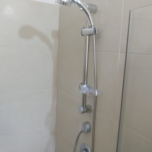 ראש מקלחת מתכת עם צינור גמיש ומדף פלסטיק