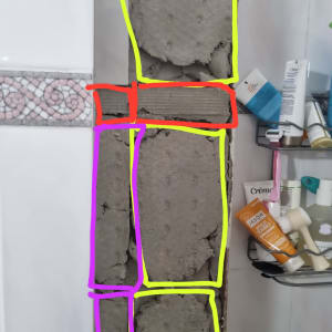 קיר פתוח עם טיח ותיקון צנרת חשוף