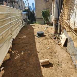 אדמה חשופה עם צינור השקיה וקרקע לגינון