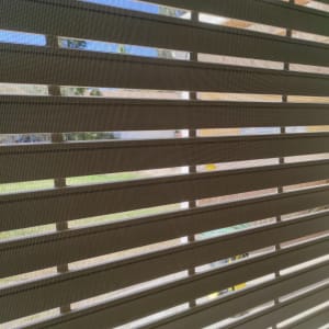 תריסים עם אור שמש חודר מבחוץ