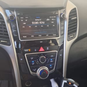 מערכת מולטימדיה לרכב עם מסך רדיו ושלט