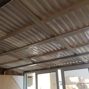 גג מתכת עם קורות עץ תומכות