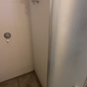 מקלחון עם דלת זכוכית, ראש מקלחת חדש