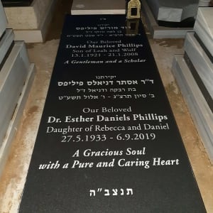 מצבות עם כיתוב באנגלית ועברית, נר זיכרון על המצבה