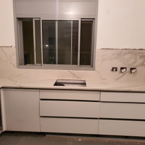 שיש לבן עם עורקים כהים במטבח חדש