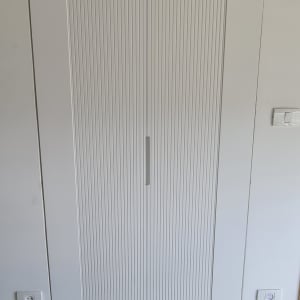 דלת ארון לבנה עם ידית אנכית