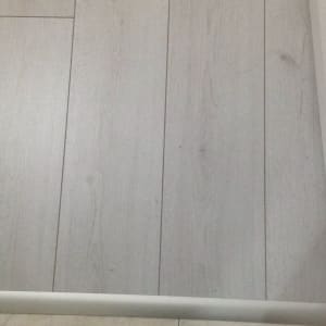 רצפת פרקט עץ בהירה עם חיבור לרצפת אריחים