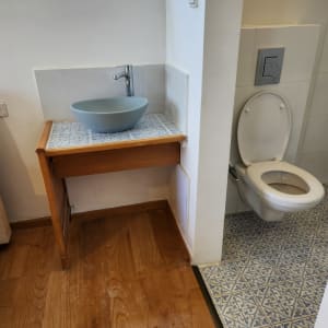 כיור חדש על אריחים, רצפת עץ רטובה