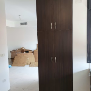 ארון עץ כהה עם ידיות מתכת