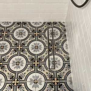 אריחי קרמיקה מעוצבים על רצפה וקיר לבן