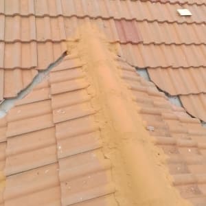 רעפים חומים עם תיקון בטיט על הגג