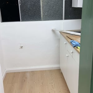 רצפת פרקט עץ בהירה עם לכלוך קל