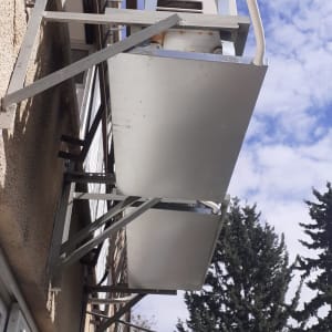 יחידת מיזוג אוויר חיצונית מותקנת על קיר בניין