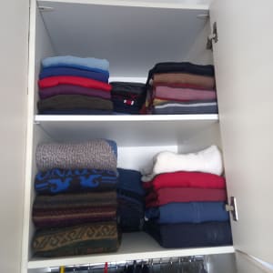 בגדים מקופלים בארון על מדפים