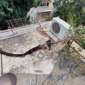 גג עם צינור חלוד ומזגן