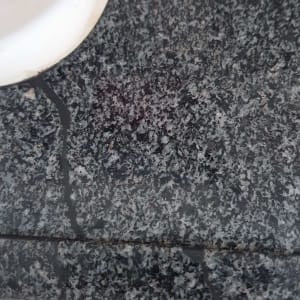 תיקון שבר במשטח השיש במטבח