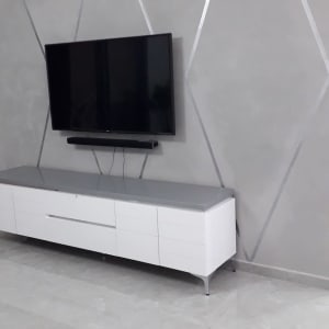 קיר אפור עם פסים דקורטיביים לבנים