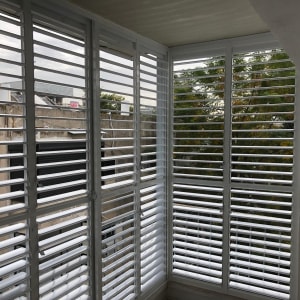 תריסי אלומיניום לבנים במרפסת