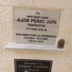 שתי מצבות עם כיתוב בעברית ובספרדית