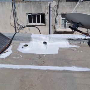 גג עם צינורות ומערכת סולארית