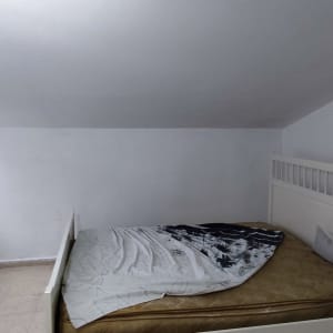 חדר עם קירות צבועים ולוח גבס