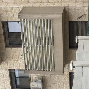 רשת למניעת כניסת יונים על חלון בניין