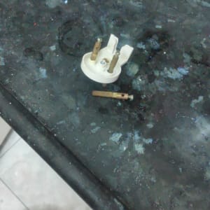 תקע חשמלי מפורק על שולחן עבודה כהה