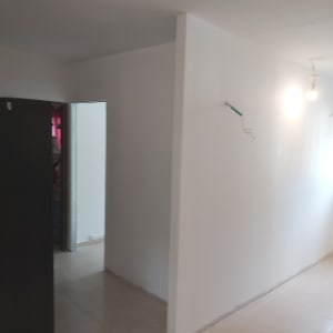 קיר גבס עם גלגלת צביעה תלויה