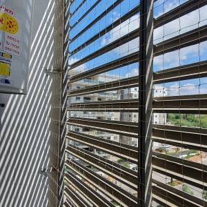 רשת מתכת על חלון למניעת כניסת יונים