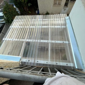גג פלסטיק שקוף עם חיזוקים מתכתיים