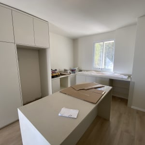 רצפת פרקט עץ בהירה בחדר עבודה