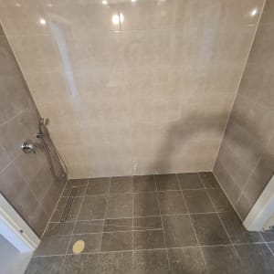 מקלחת עם אריחים חדשים וברז מותקן