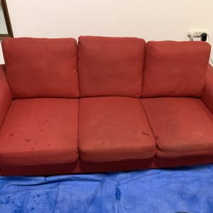 ספה אדומה עם כתמים על בד כחול