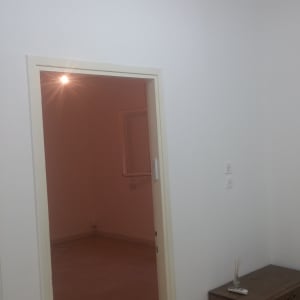 קירות צבועים בלבן עם דלת פתוחה