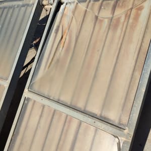 פאנל סולארי עם זכוכית שבורה וחלודה