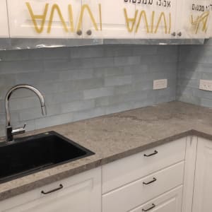 כיור וברז מותקנים במטבח במהלך שיפוץ