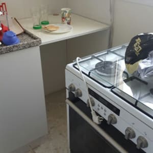 מטבח עם תנור, ארון ומשטח עבודה