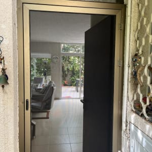 דלת אלומיניום עם מסגרת וזכוכית שקופה