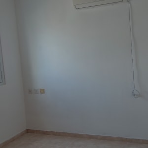 קיר לבן חלק עם מזגן מותקן