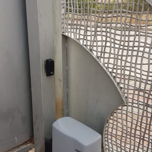 מנוע חשמלי לשער מתכת עם חיווט קרקעי