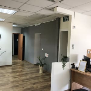 קיר צבוע בצבע אפור במשרד מודרני