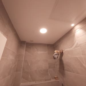 תקרת גבס עם תאורה שקועה בחדר אמבטיה