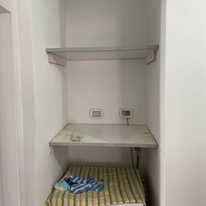 אין דלתות בתמונה, רק מדפים ומכונת כביסה