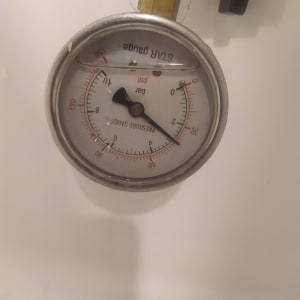 מד לחץ עם חוגה וברז מתכת