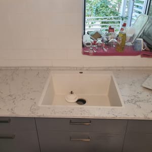 שיש לבן עם דוגמת עורקים כהים במטבח