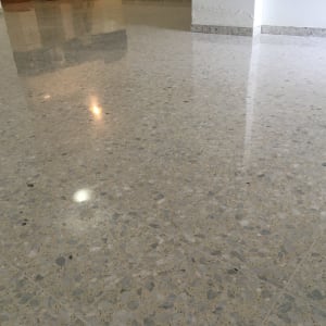 רצפה נקייה ומבריקה עם השתקפות אור