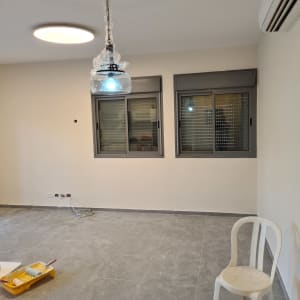 רצפה חדשה, גלגלת צבע, חוטי חשמל, מנורה מותקנת